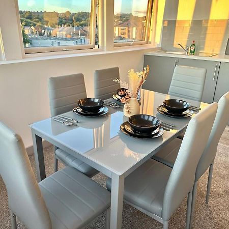 Yeadon 2 Bedroom With Stunning Sunset View, Free Parking And Wifi By Brookland Stays מראה חיצוני תמונה