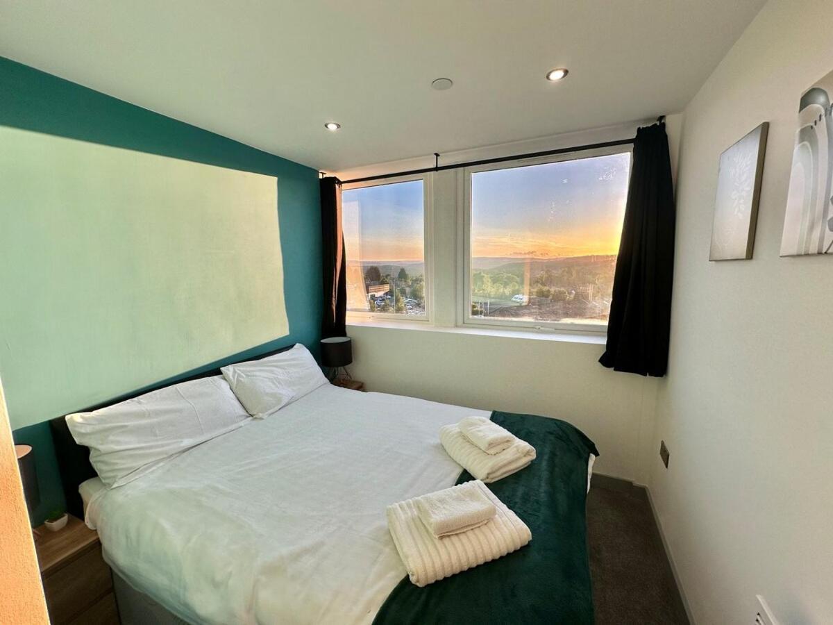 Yeadon 2 Bedroom With Stunning Sunset View, Free Parking And Wifi By Brookland Stays מראה חיצוני תמונה