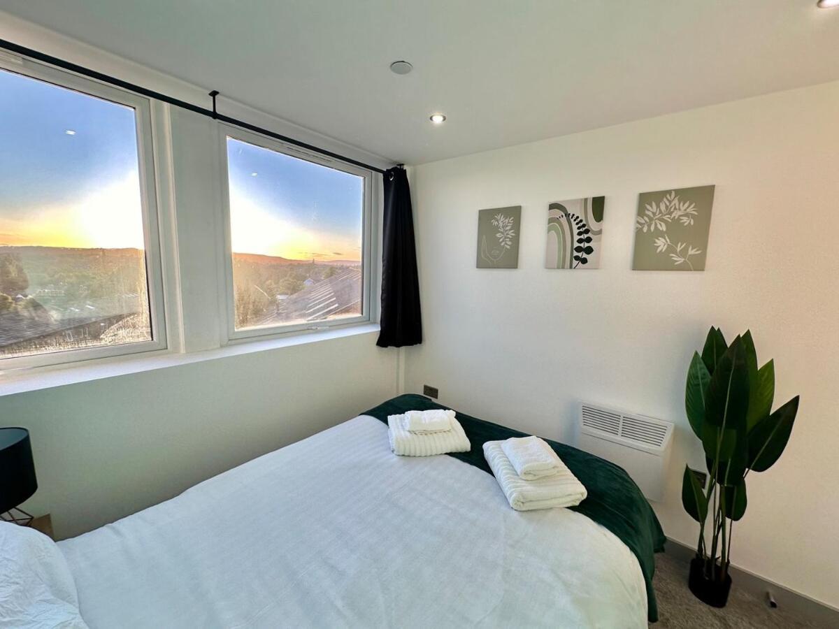 Yeadon 2 Bedroom With Stunning Sunset View, Free Parking And Wifi By Brookland Stays מראה חיצוני תמונה